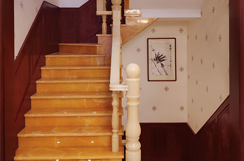 江夏中式别墅室内汉白玉石楼梯的定制安装装饰效果